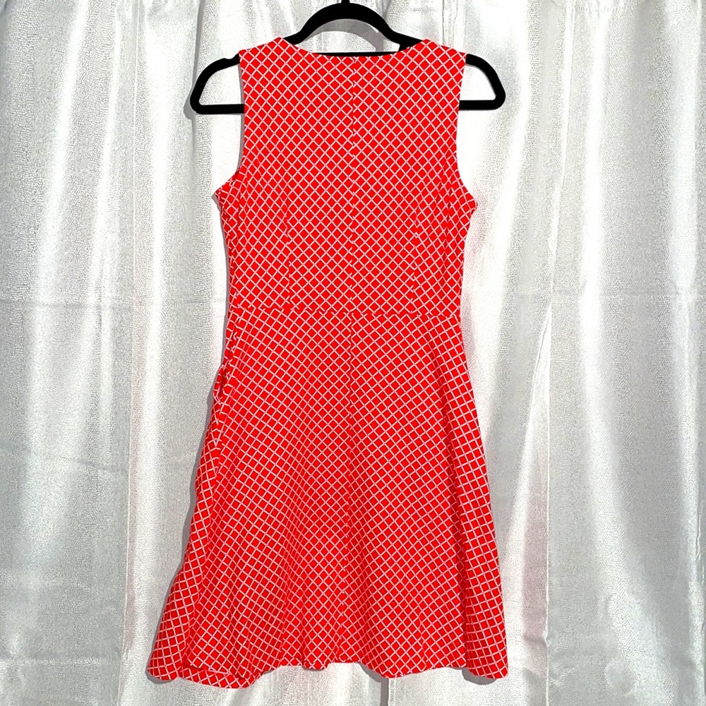 New York and Company Fitted Waist Shift Dress with Pockets. Size Small. - Picture 4 of 8